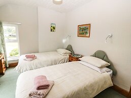 Dinas Farmhouse Annex