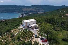 Pool Villa Luxoria Trebesin