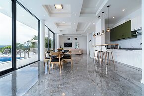 Pool Villa Luxoria Trebesin