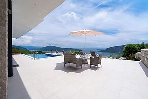 Pool Villa Luxoria Trebesin