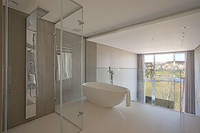 Suryaa Hotel Pinhais, Curio Collection by Hilton