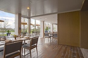 Suryaa Hotel Pinhais, Curio Collection by Hilton