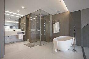 Suryaa Hotel Pinhais, Curio Collection by Hilton