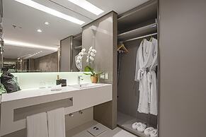 Suryaa Hotel Pinhais, Curio Collection by Hilton