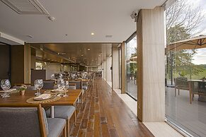 Suryaa Hotel Pinhais, Curio Collection by Hilton