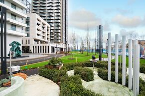Deluxe two Bedroom Canary Wharf Apartment With River Views