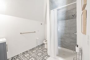 Pet Friendly 5BR Home near Downtown Detroit by RedAwning