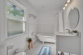 Pet Friendly 5BR Home near Downtown Detroit by RedAwning