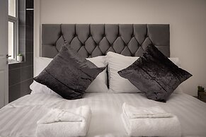 Town View Apartment by Sasco