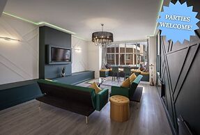 Town View Apartment by Sasco