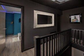 Town View Apartment by Sasco