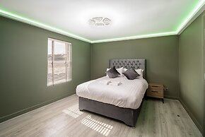 Town View Apartment by Sasco