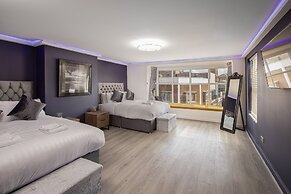 Town View Apartment by Sasco