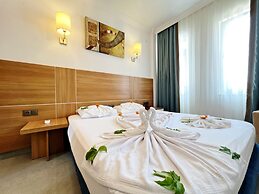 Akin Apart and Hotel