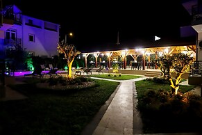 Akin Apart and Hotel