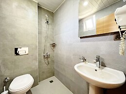 Akin Apart and Hotel