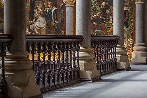 The Alfred Suite Stone Cross Mansion