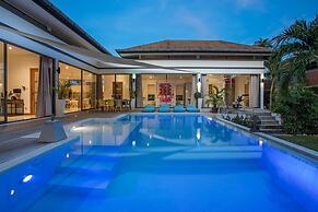 Modern 4BR Pool Villa Virginie Naiharn