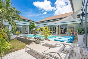 Modern 4BR Pool Villa Virginie Naiharn