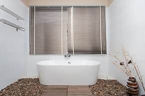 Modern 4BR Pool Villa Virginie Naiharn