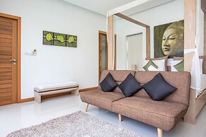 Modern 4BR Pool Villa Virginie Naiharn