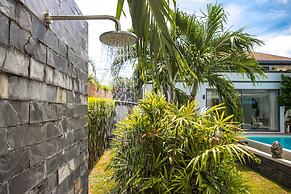Modern 4BR Pool Villa Virginie Naiharn