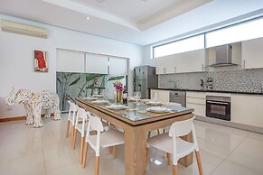 Modern 4BR Pool Villa Virginie Naiharn