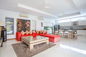 Modern 4BR Pool Villa Virginie Naiharn