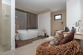 Modern 4BR Pool Villa Virginie Naiharn