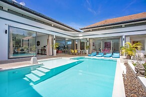 Modern 4BR Pool Villa Virginie Naiharn