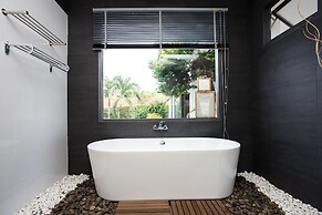 Modern 4BR Pool Villa Virginie Naiharn