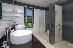 Modern 4BR Pool Villa Virginie Naiharn