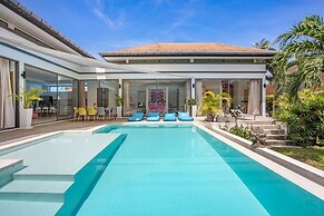 Modern 4BR Pool Villa Virginie Naiharn