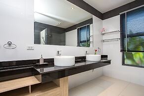 Modern 4BR Pool Villa Virginie Naiharn