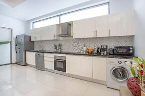 Modern 4BR Pool Villa Virginie Naiharn