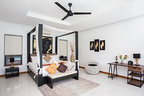 Modern 4BR Pool Villa Virginie Naiharn