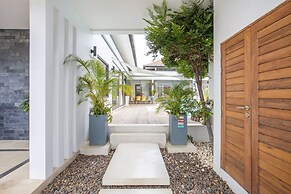 Modern 4BR Pool Villa Virginie Naiharn