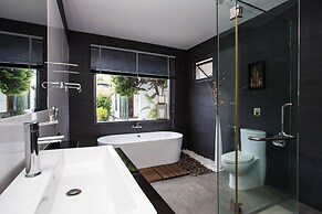 Modern 4BR Pool Villa Virginie Naiharn