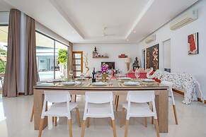 Modern 4BR Pool Villa Virginie Naiharn