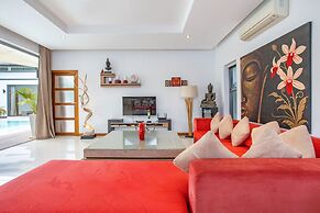 Modern 4BR Pool Villa Virginie Naiharn