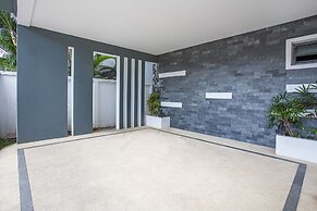 Modern 4BR Pool Villa Virginie Naiharn