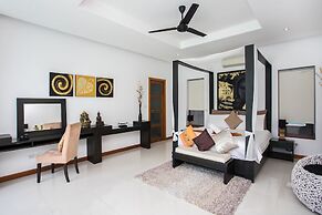 Modern 4BR Pool Villa Virginie Naiharn
