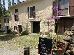 Les Deux Chevaux Guesthouse