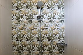 Spacious And Modern 3Br Apartment At Simprug Park Residences