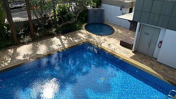 Spacious And Modern 3Br Apartment At Simprug Park Residences