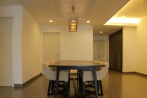 Spacious And Modern 3Br Apartment At Simprug Park Residences