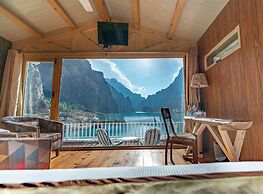 Luxus Hunza Attabad Lake Resort