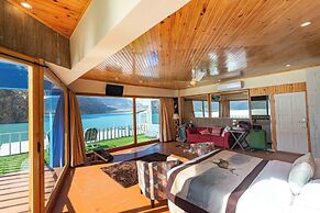 Luxus Hunza Attabad Lake Resort
