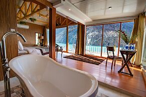 Luxus Hunza Attabad Lake Resort