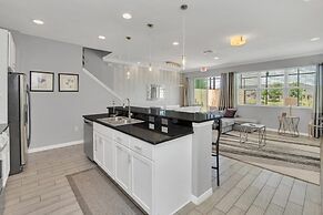 4 Bed Townhome With Private Pool Near Disney! 4 Bedroom Townhouse by R